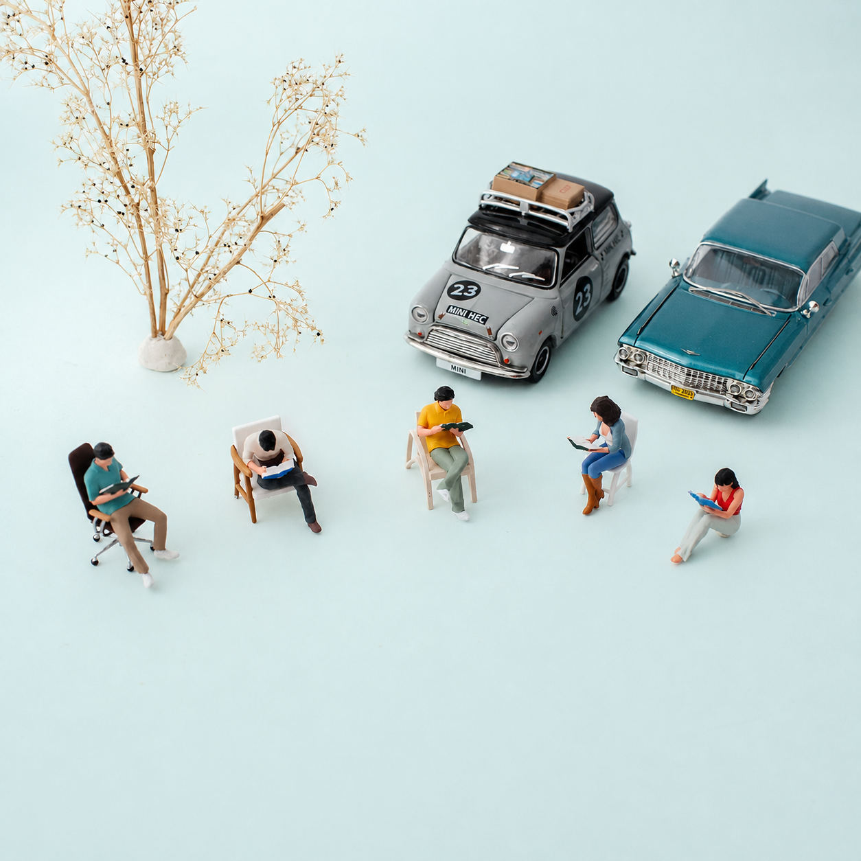 1:64 Reading Figures & Chairs Miniature Diorama Series - Reading Figures & Chairs Complete Diorama Set