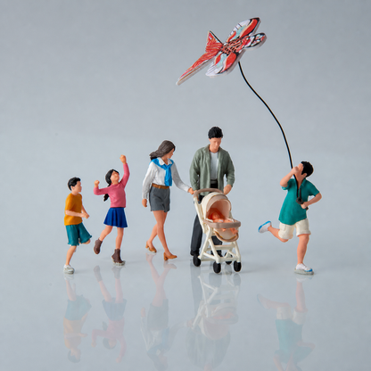 1:64 Spring Outing Kite-Flying & Walking Family Figure Set - Default Title