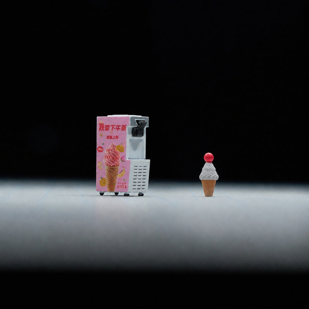 1:64 Street Hot Dog & Ice Cream Miniature Diorama Series - White Ice Cream Machine & Ice Cream-Shaped Sidewalk Sign Prop Set