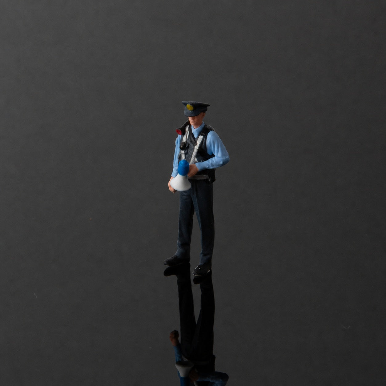 1:64 Japan MPD S1 Miniature Police Figure Series - Japan MPD S1 Megaphone Officer Figure