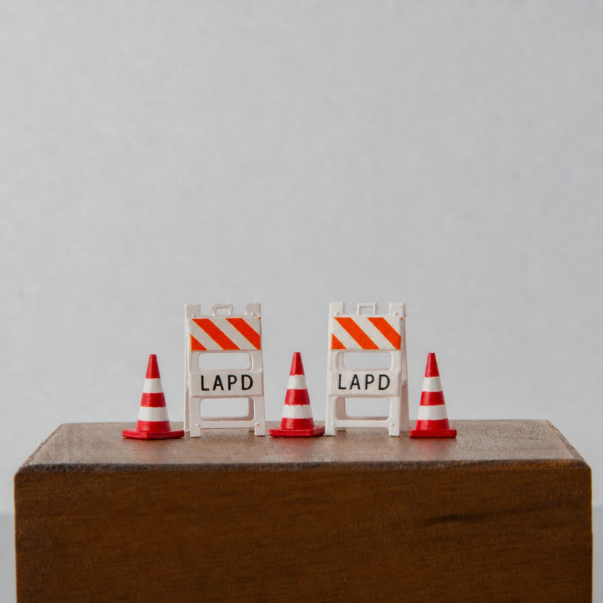 1:64 LAPD S1 Miniature Figure & Prop Series - Two A-Frame Barricades & Three Traffic Cones Prop Set