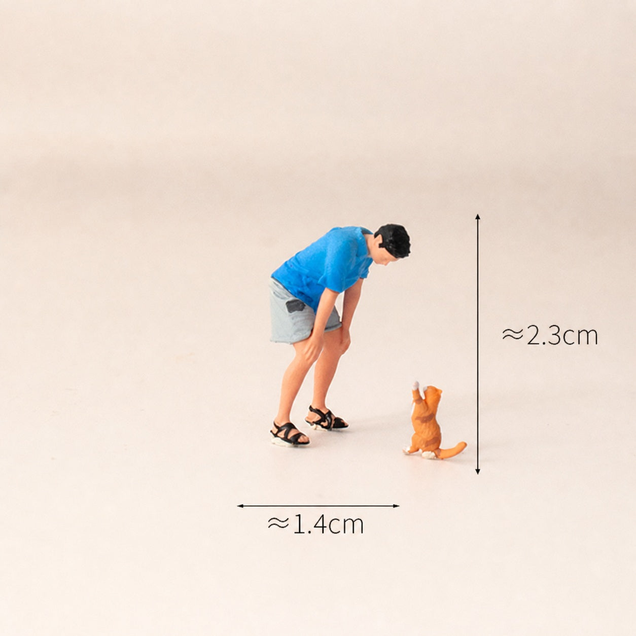 1:64 Everyday Street Scene Miniature Figure Series - Half-Crouching Man in Gradient Blue Shirt Figure