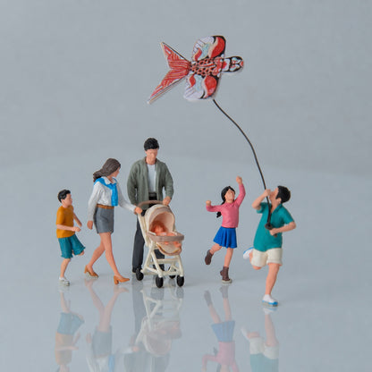 1:64 Spring Outing Kite-Flying & Walking Family Figure Set - additional product image 3