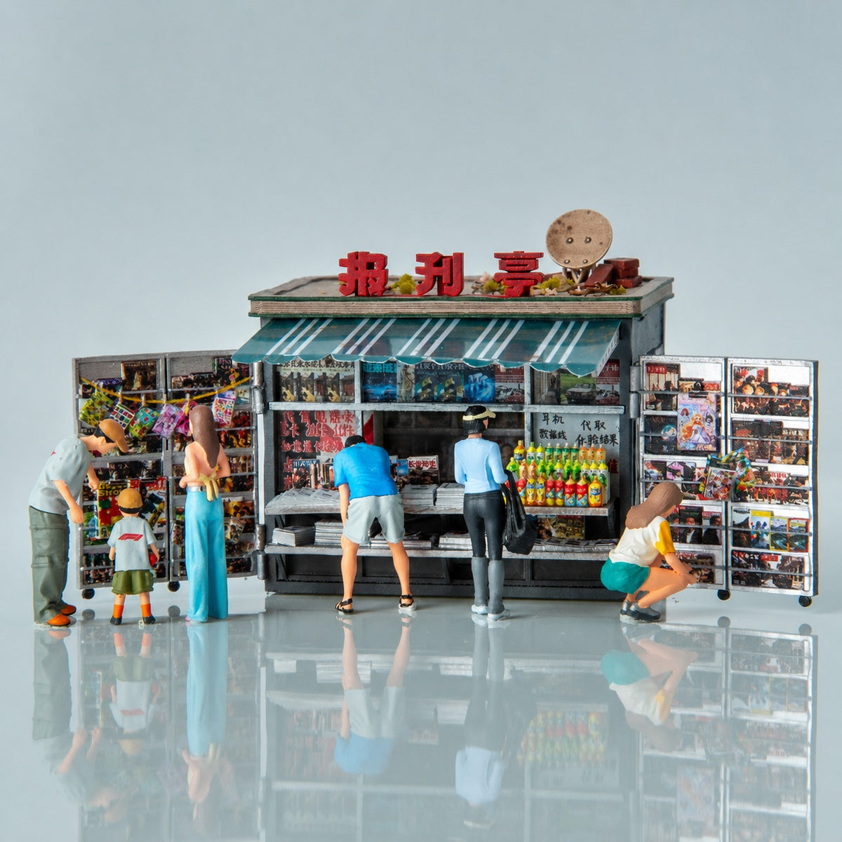 1:64 Old Street Newsstand Diorama Prop - additional product image 2