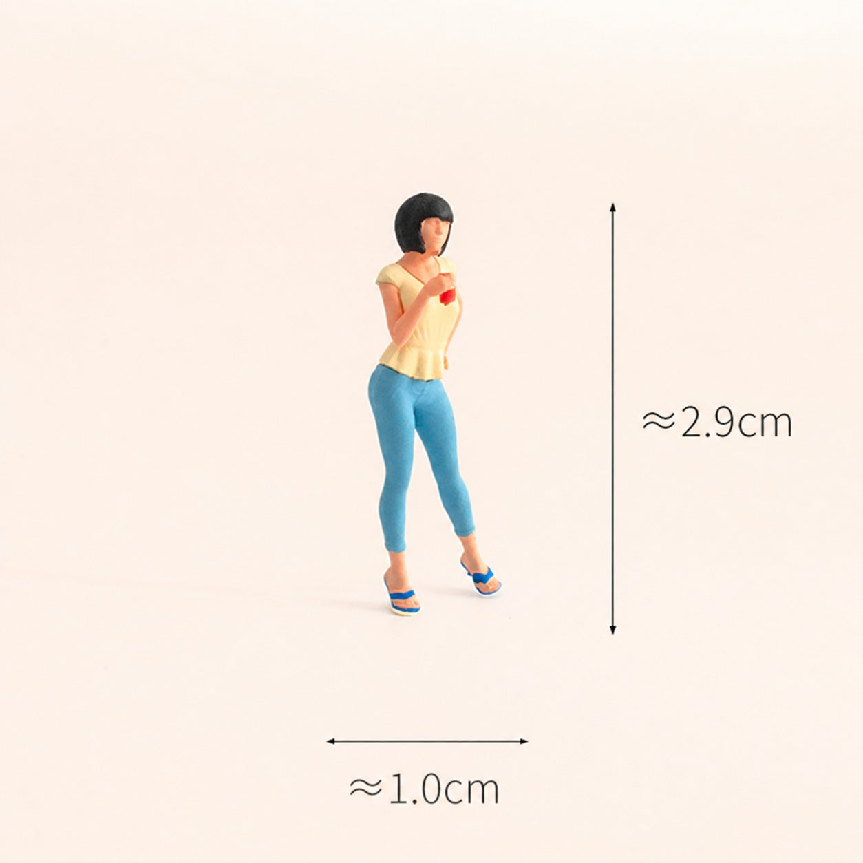 1:64 Photo Session Miniature Figure Series - Woman in Yellow Top Holding a Drink Figure