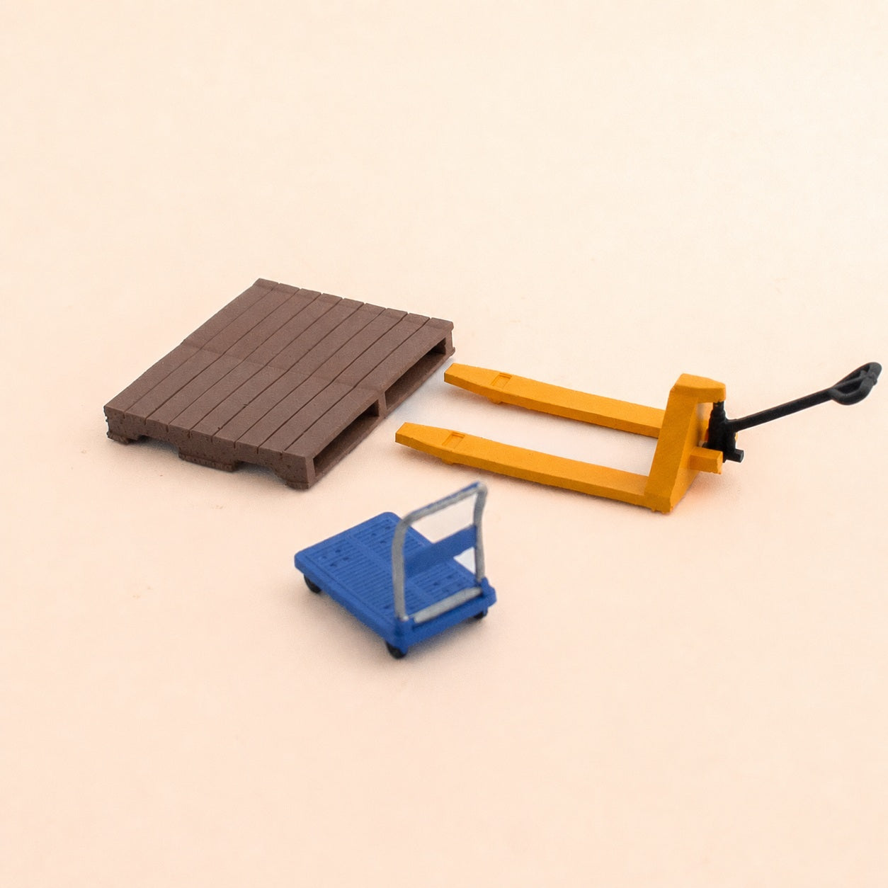 1:64 Material Handling Workers Miniature Diorama Series - Pallet Jack, Wooden Pallet & Blue Cart Prop Set
