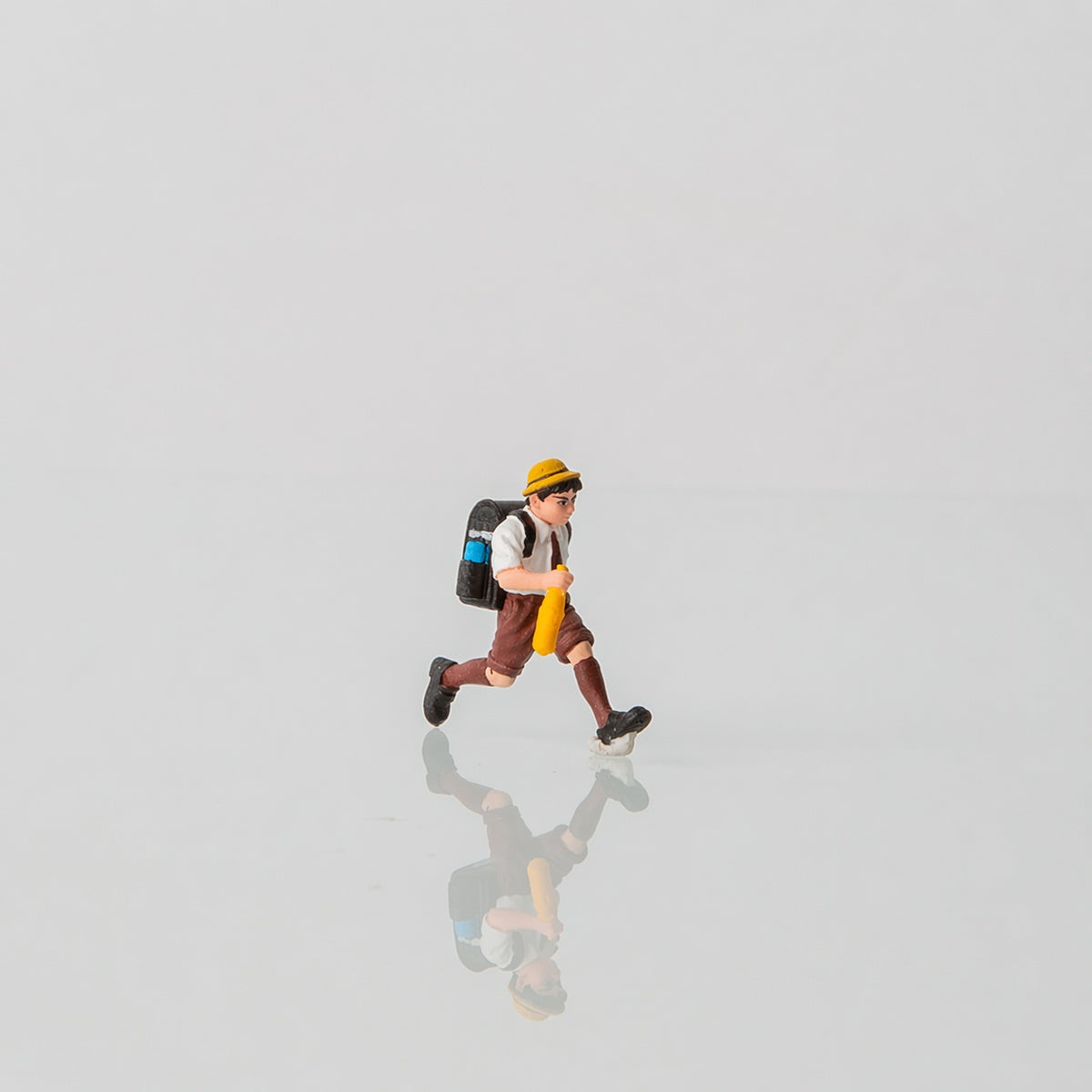 1:64 Japanese Elementary School Students S2 Miniature Diorama Series - Little Boy Hurrying Figure