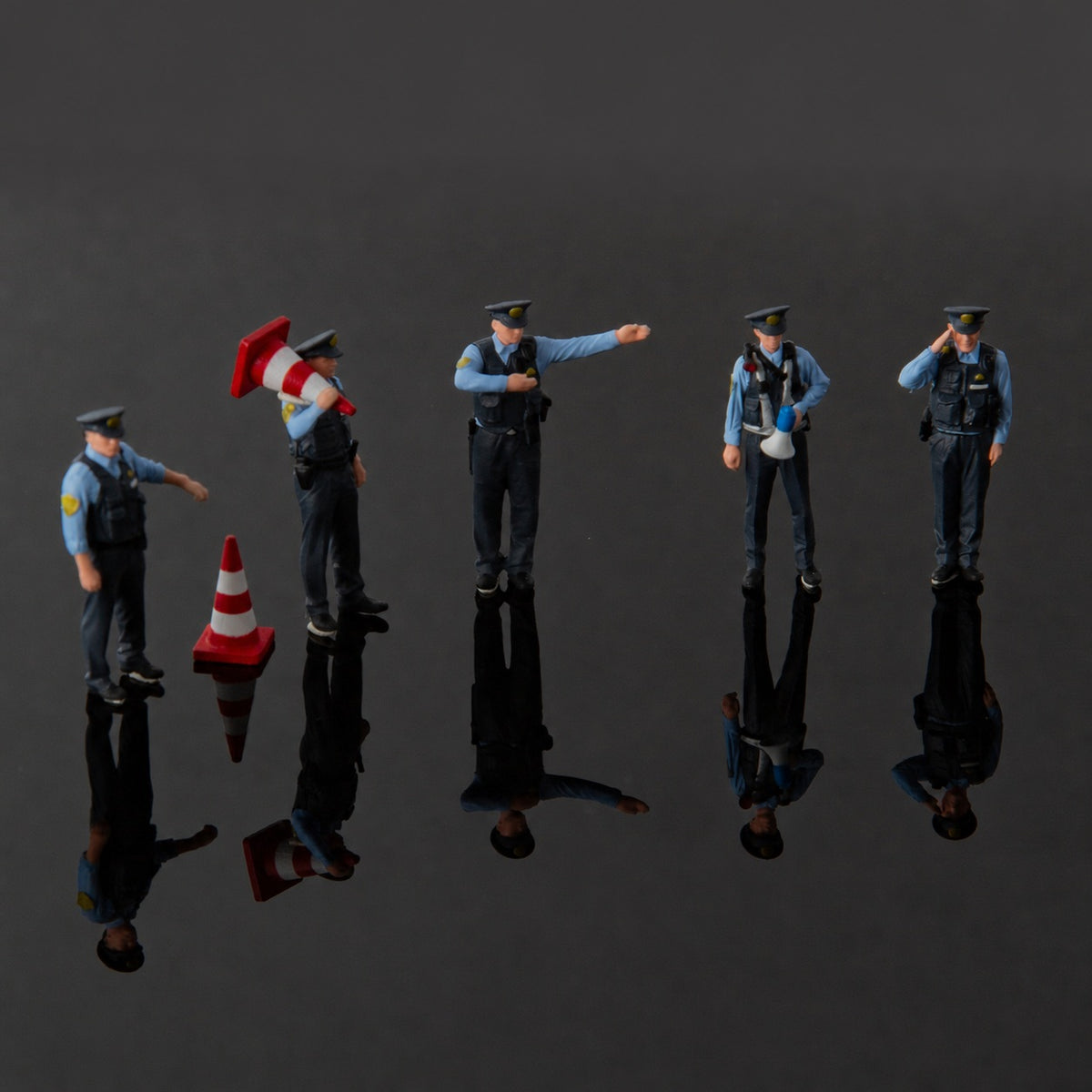 1:64 Japan MPD S1 Miniature Police Figure Series - Japan MPD S1 Saluting Officer Figure