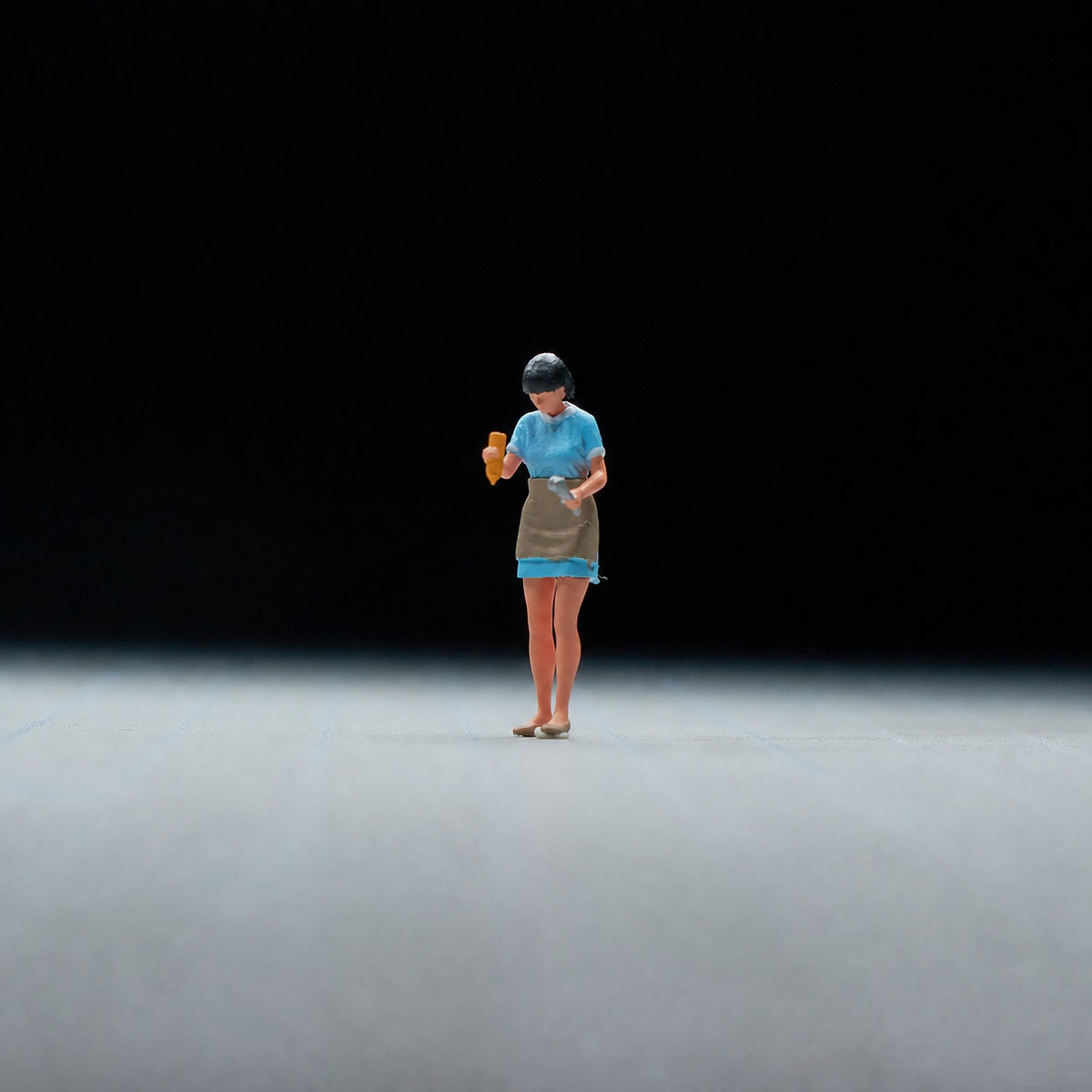 1:64 Street Hot Dog & Ice Cream Miniature Diorama Series - Standing Woman in Light Blue Outfit Pouring Sauce Figure