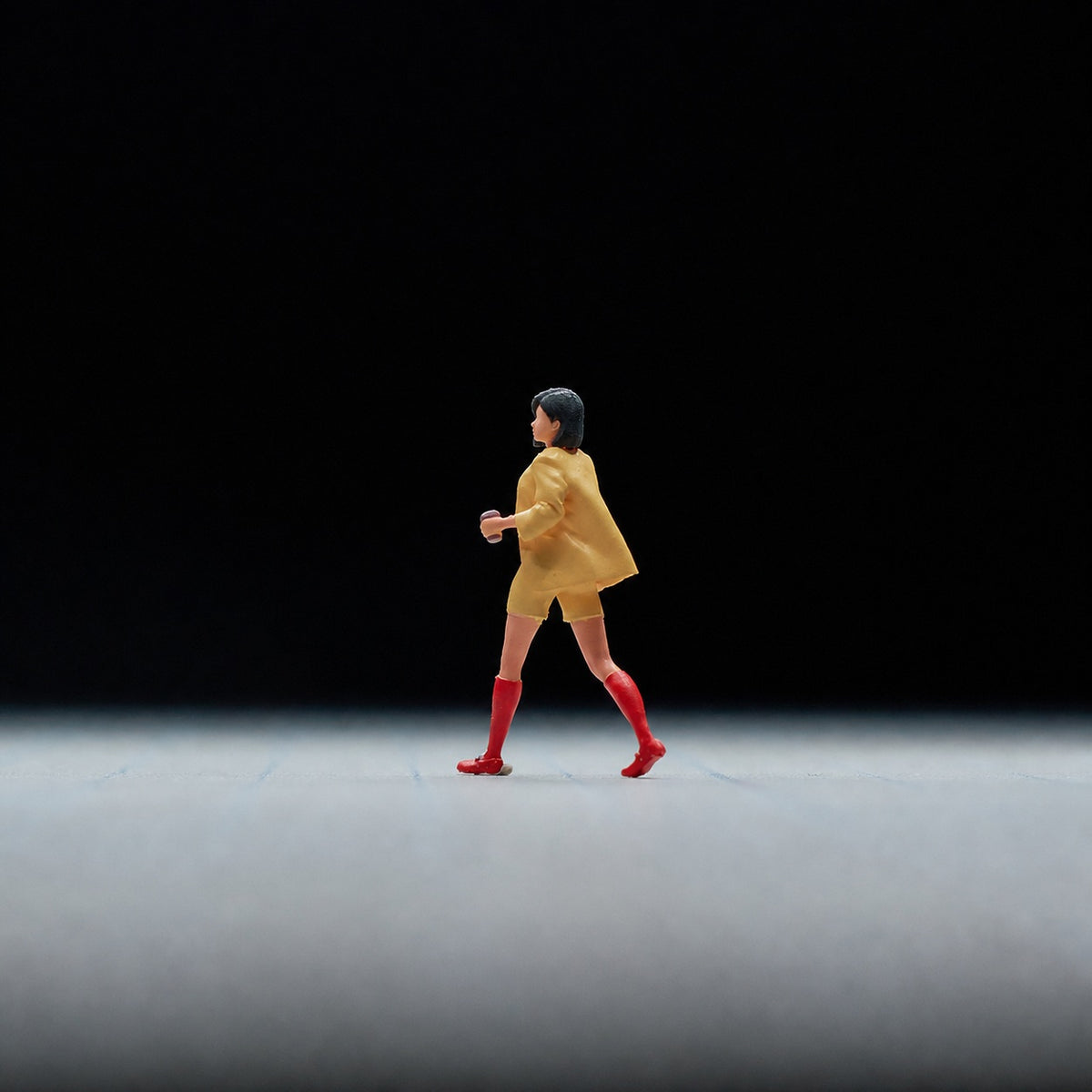 1:64 Street Hot Dog & Ice Cream Miniature Diorama Series - Walking Woman in Light Yellow Suit Figure