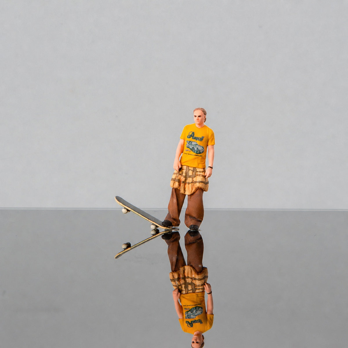 1:64 American Street Scene Miniature Diorama Series - Young Skateboarder Figure