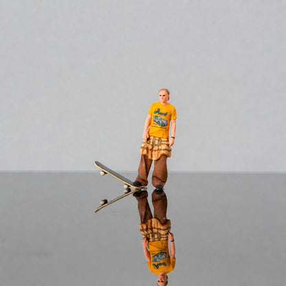 1:64 American Street Scene Miniature Diorama Series - Young Skateboarder Figure