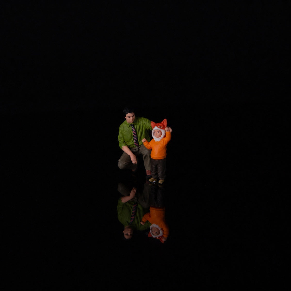 1:64 Park Encounter Miniature Figure Series - Crouching Father with Child Figure Set