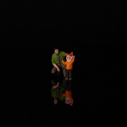 1:64 Park Encounter Miniature Figure Series - Crouching Father with Child Figure Set