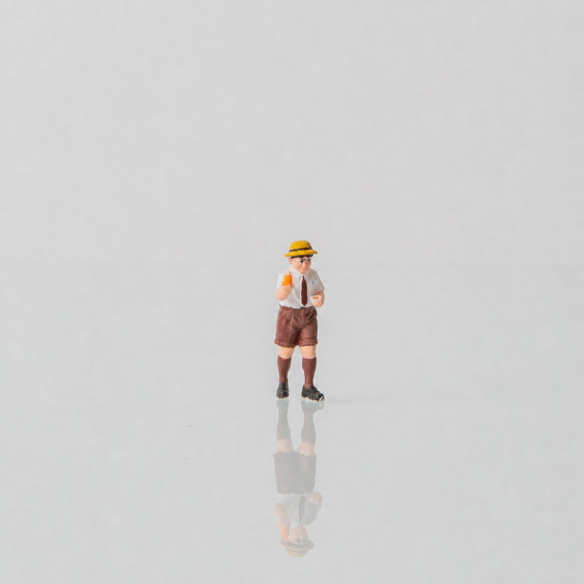 1:64 Japanese Elementary School Students S2 Miniature Diorama Series - Little Boy Sharing Snacks Figure