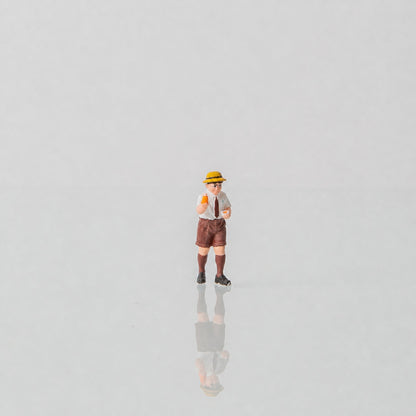1:64 Japanese Elementary School Students S2 Miniature Diorama Series - Little Boy Sharing Snacks Figure