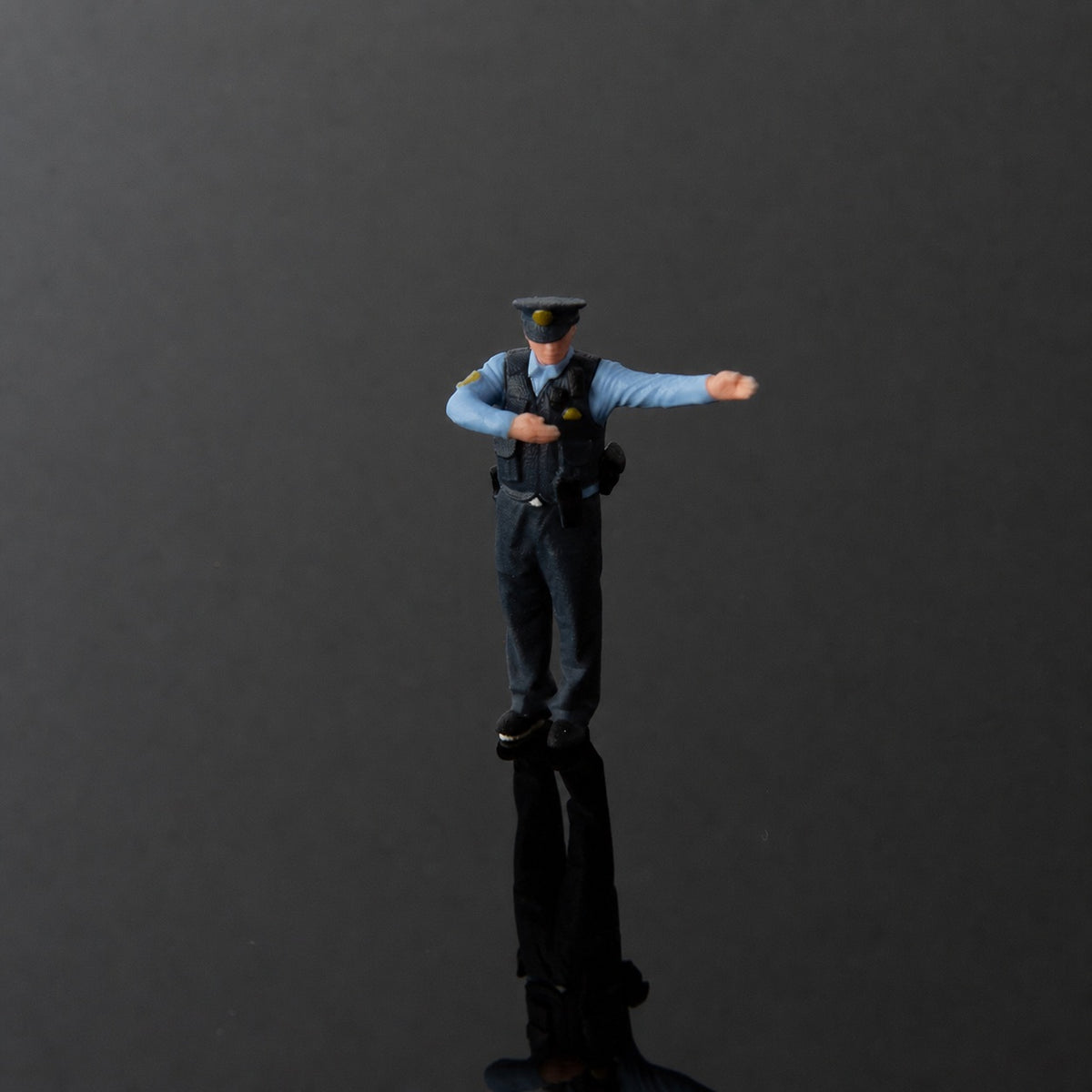 1:64 Japan MPD S1 Miniature Police Figure Series - Japan MPD S1 Guiding Officer Figure