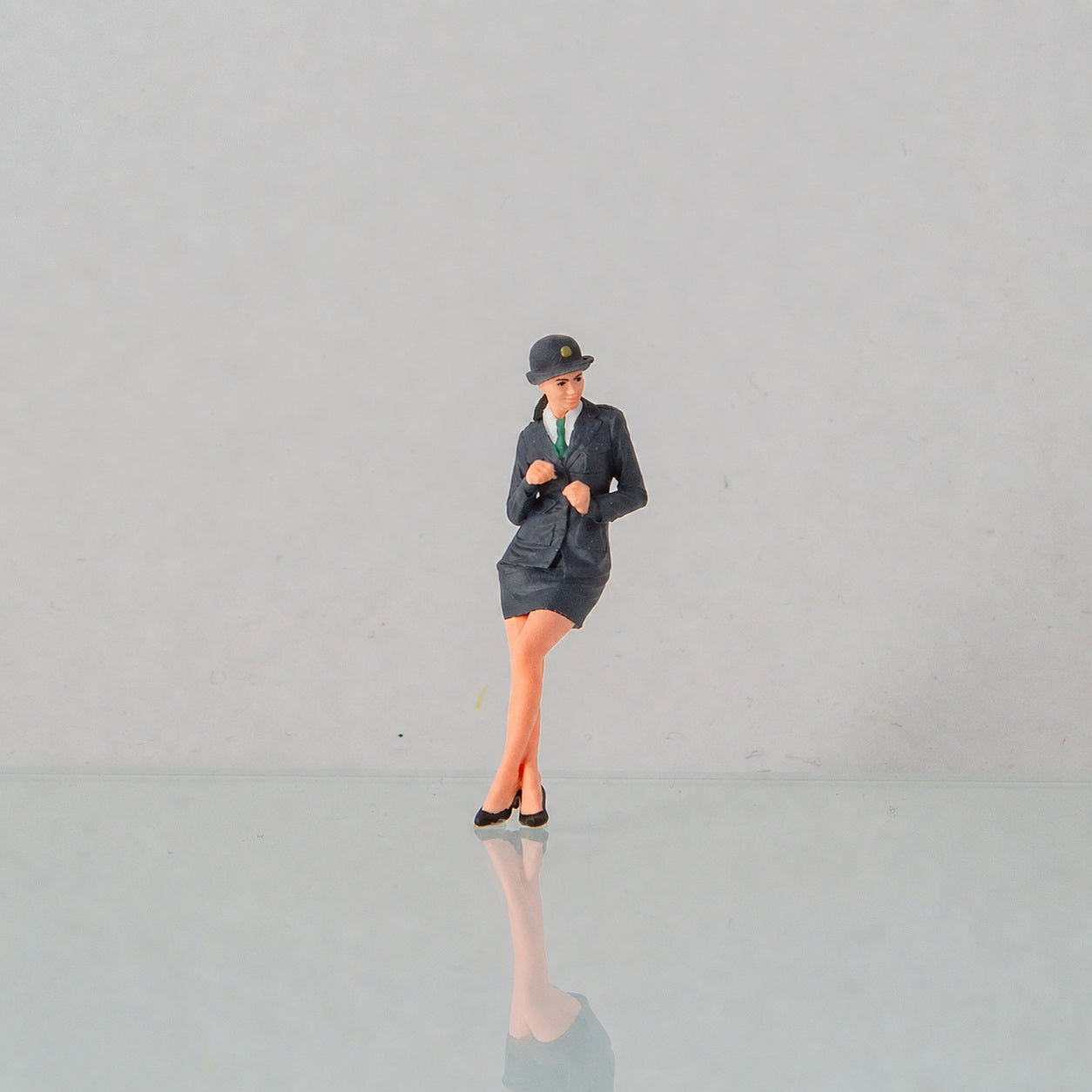1:64 Police Chief for a Day Miniature Figure Series - Leaning Female Police Officer Figure
