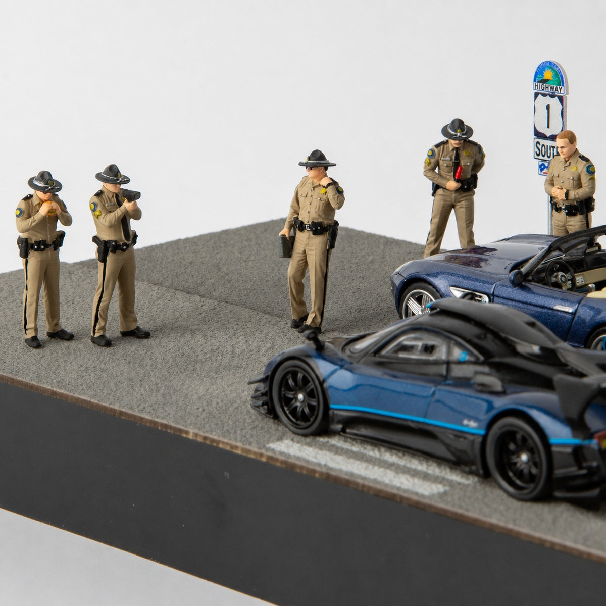 1:64 Florida Highway Patrol (FHP) S1 Miniature Figure & Prop Series - additional product image 11