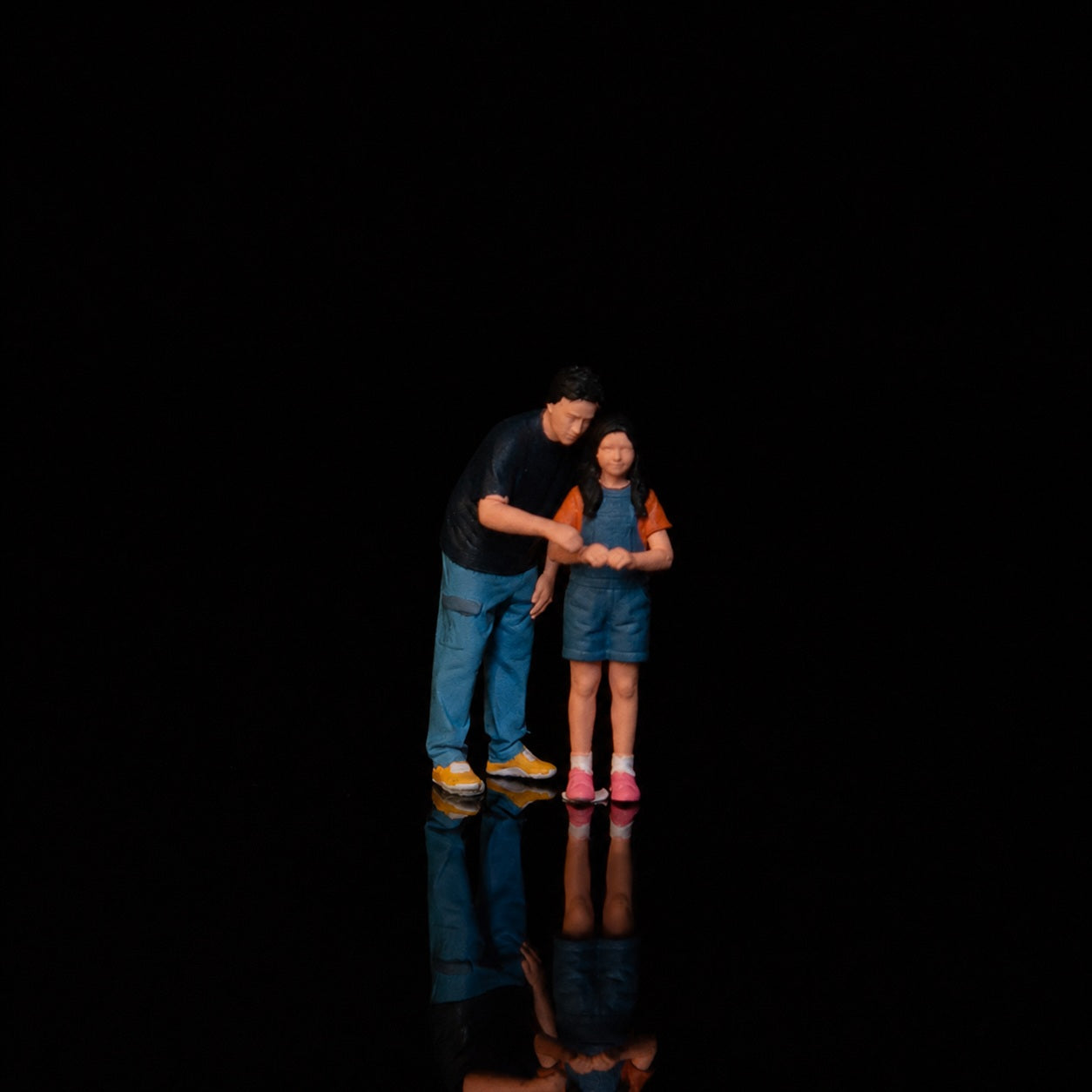 1:64 Qingdou Animal Claw Machine Miniature Diorama Series - Focused Standing Father & Daughter Figure Set