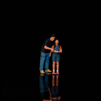 1:64 Qingdou Animal Claw Machine Miniature Diorama Series - Focused Standing Father & Daughter Figure Set