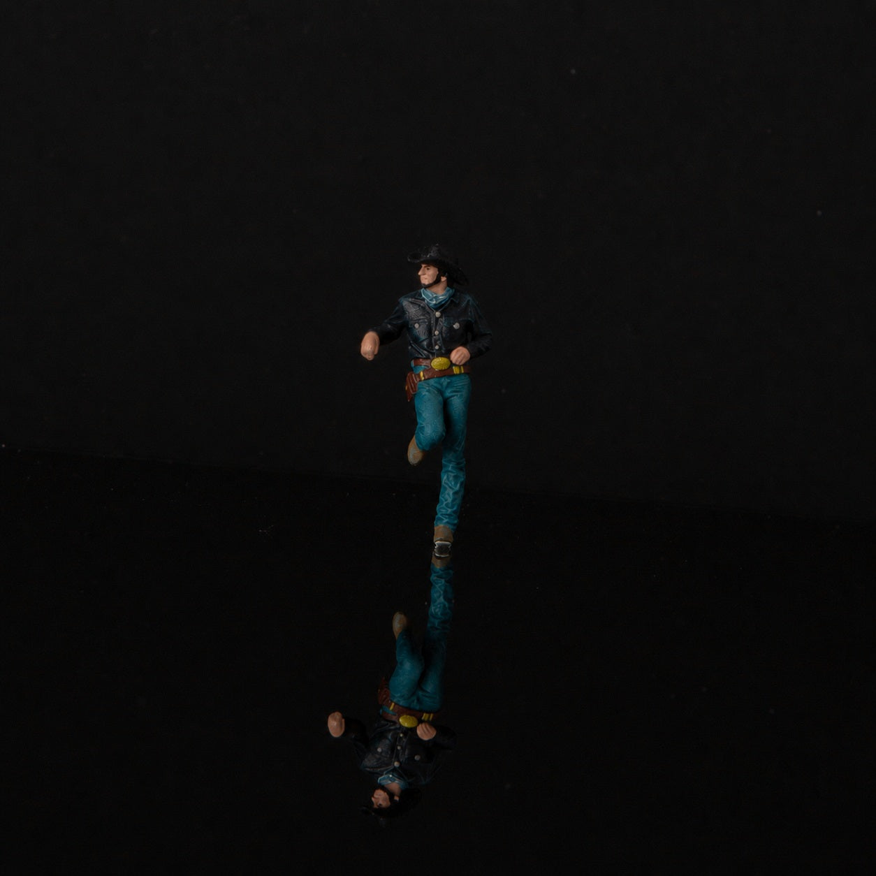 1:64 Texas Cowboy Miniature Diorama Series - Cowboy in One-Leg Leaning Pose Figure