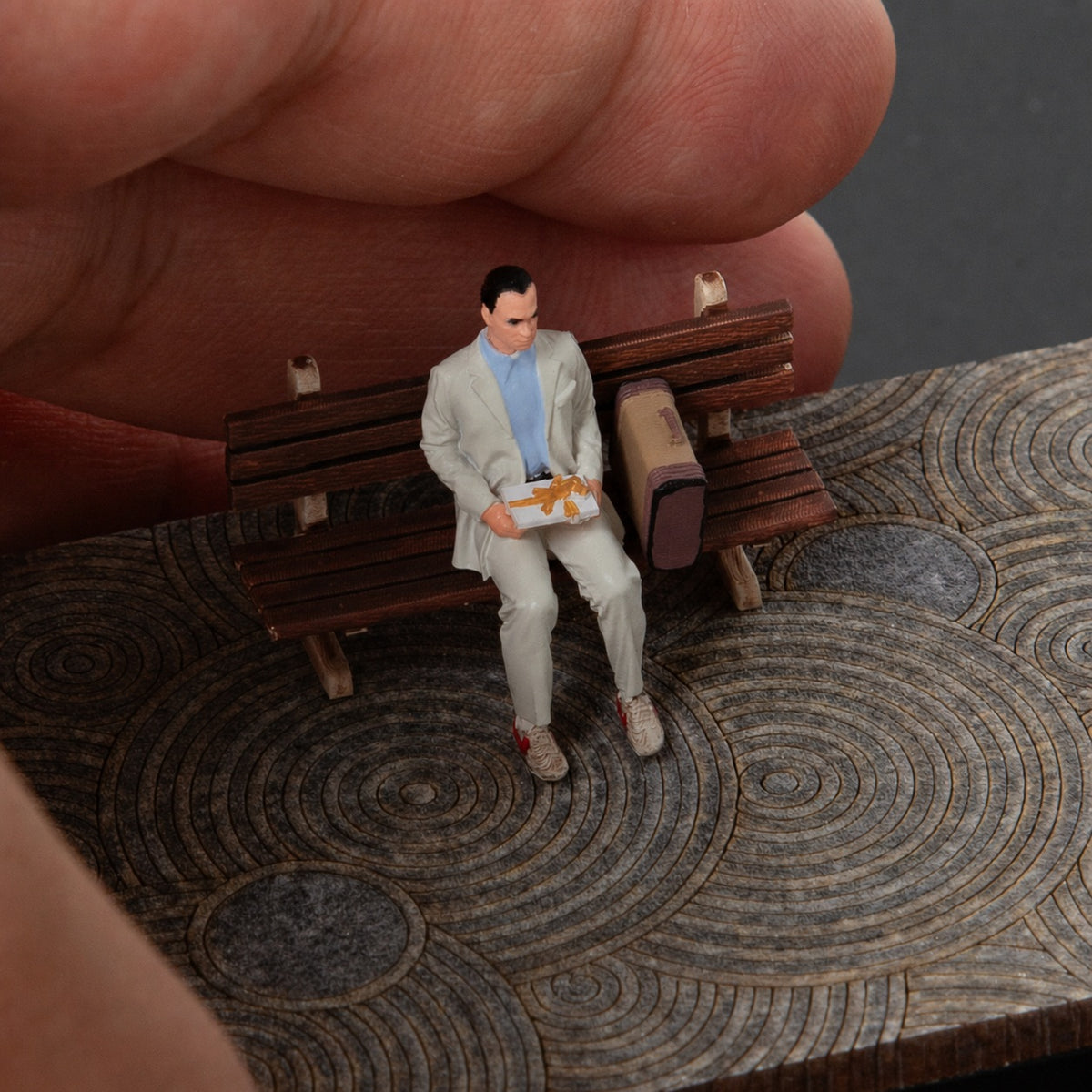 1:64 Forrest Gump with Bench, Suitcase & Chocolate Box Diorama Set - additional product image 2