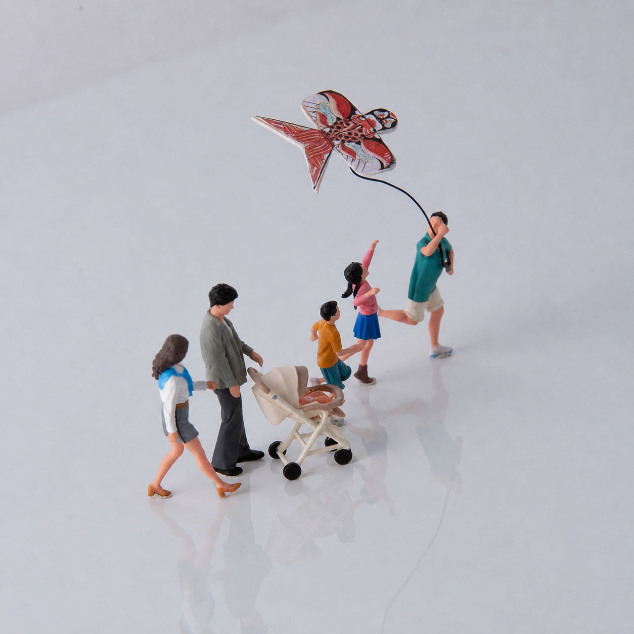 1:64 Spring Outing Kite-Flying & Walking Family Figure Set - additional product image 4