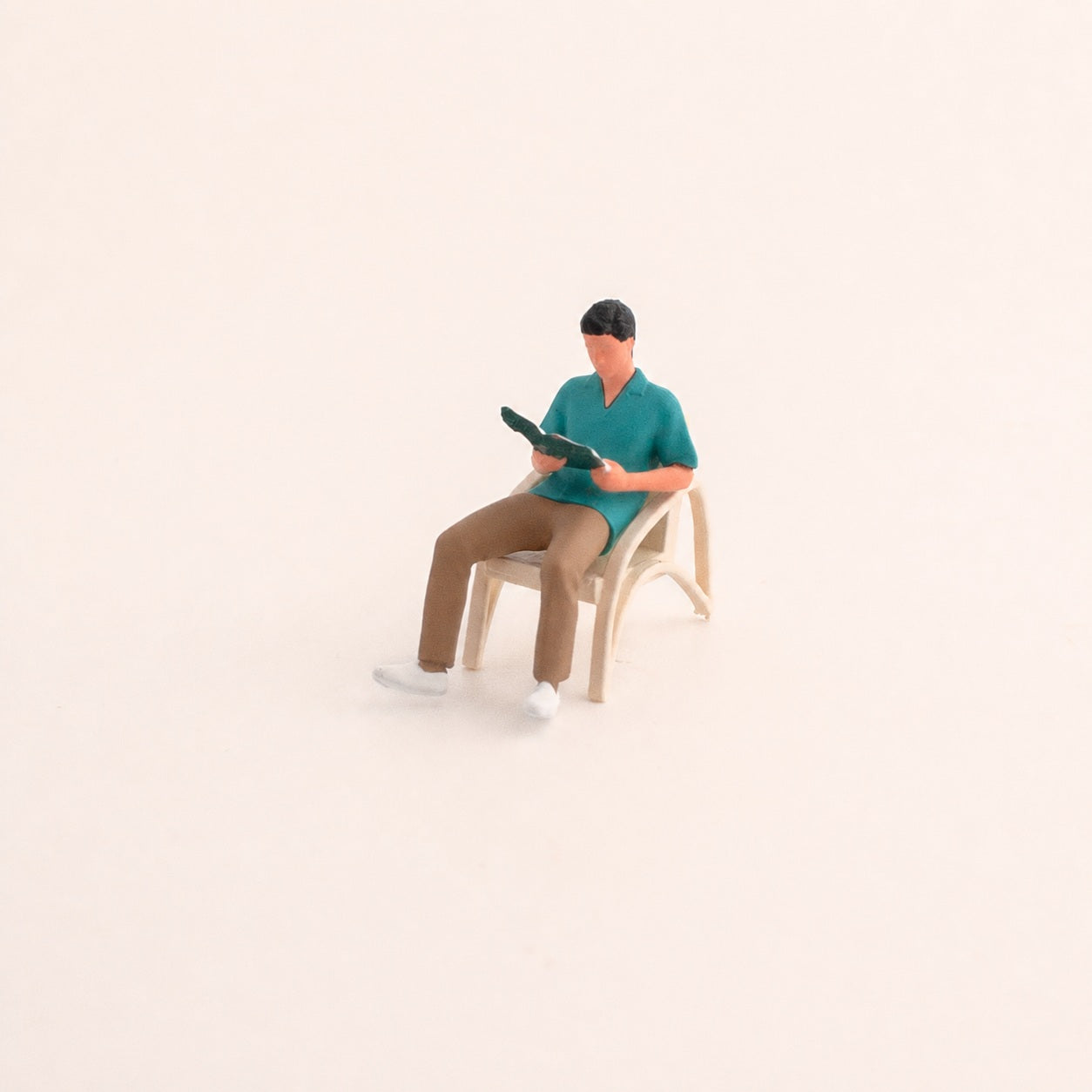 1:64 Reading Figures & Chairs Miniature Diorama Series - Seated Man in Blue Top Reading with White Lounge Chair Diorama Set