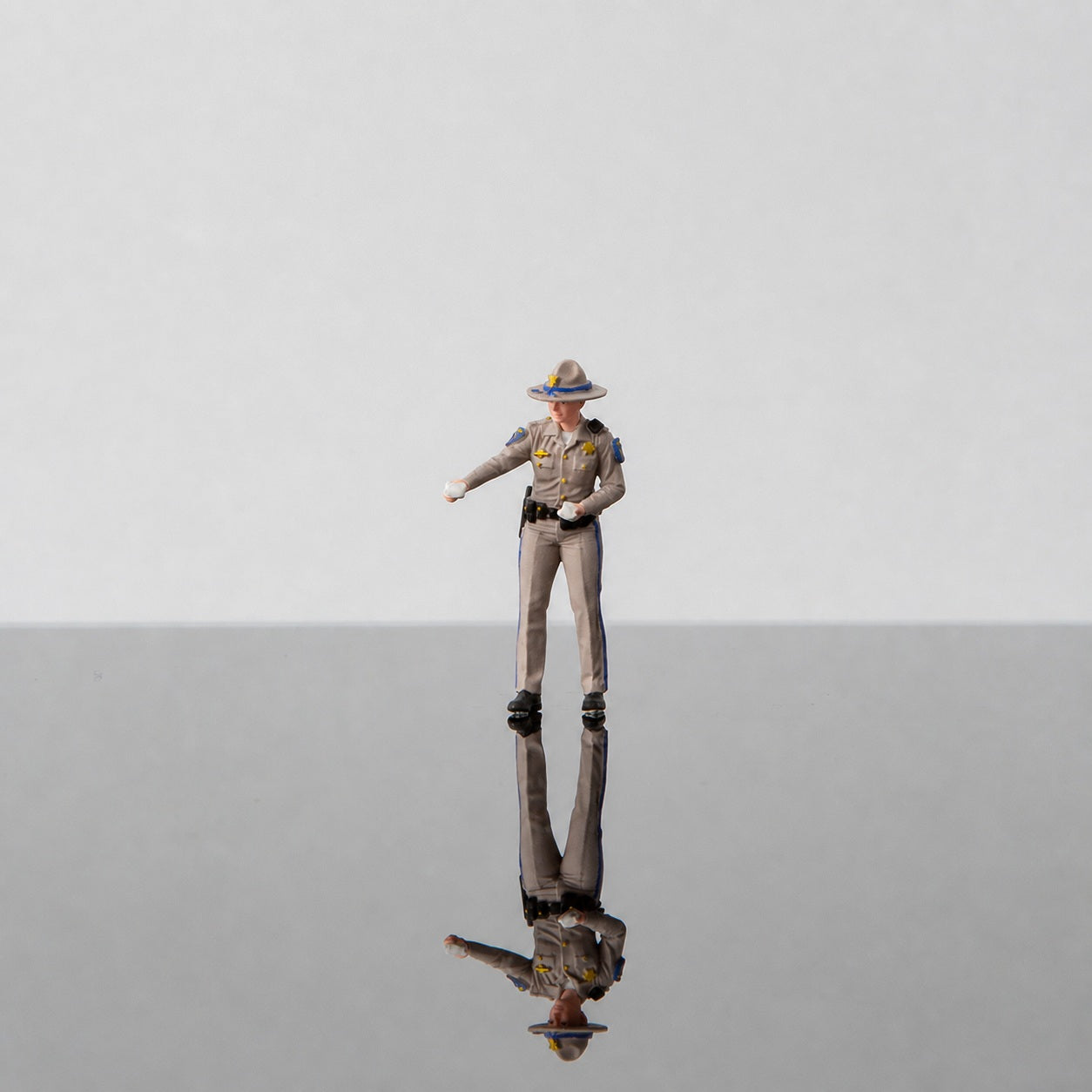 1:64 California Highway Patrol (CHP) S1 Miniature Figure & Prop Series - CHP S1 Female Officer Handing Out Flyers Figure