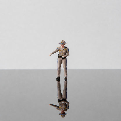 1:64 California Highway Patrol (CHP) S1 Miniature Figure & Prop Series - CHP S1 Female Officer Handing Out Flyers Figure