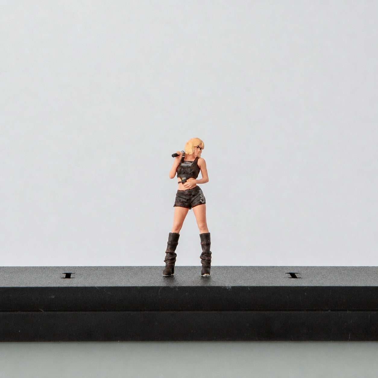 1:64 Street Livestream Girl Group Miniature Diorama Series - Blonde Rock Lead Singer in Brown Boots Figure