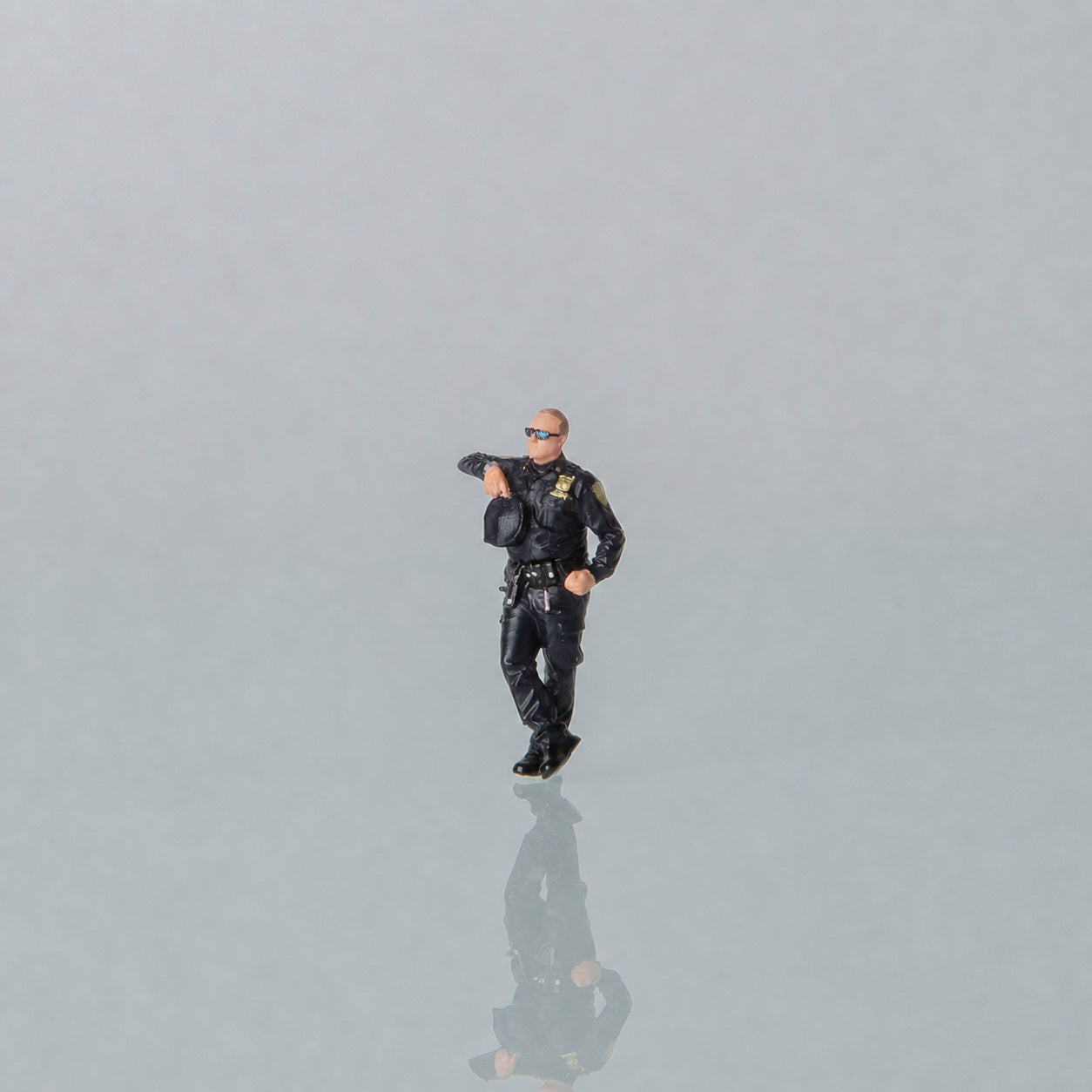 1:64 NYPD S1 Miniature Figure & Prop Series - NYPD S1 Leaning Officer Figure