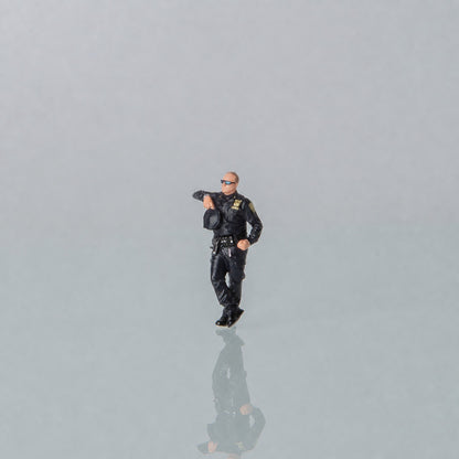 1:64 NYPD S1 Miniature Figure & Prop Series - NYPD S1 Leaning Officer Figure