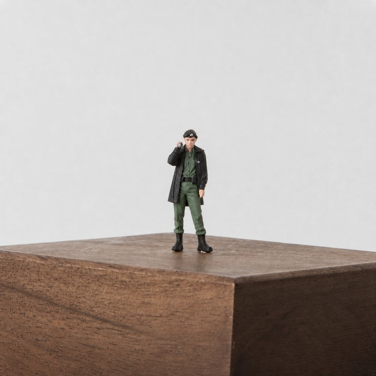 1:64 Hong Kong Police PTU Miniature Figure Series - Hong Kong PTU Female Officer with Flashlight Figure
