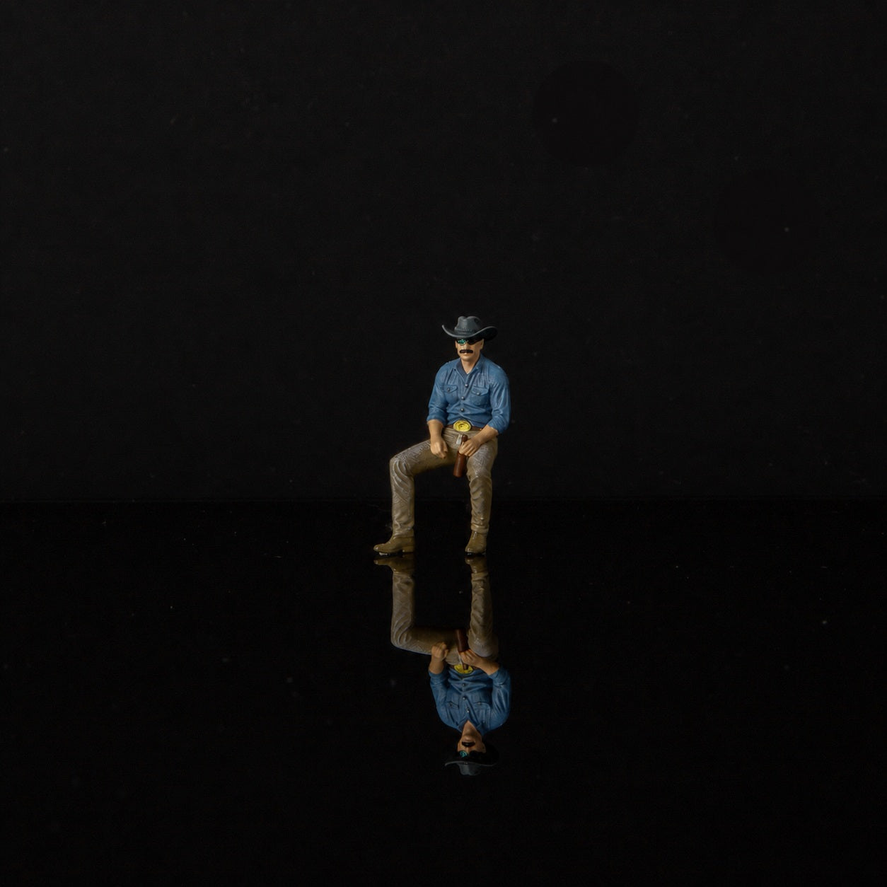 1:64 Texas Cowboy Miniature Diorama Series - Beer-Drinking Cowboy Figure