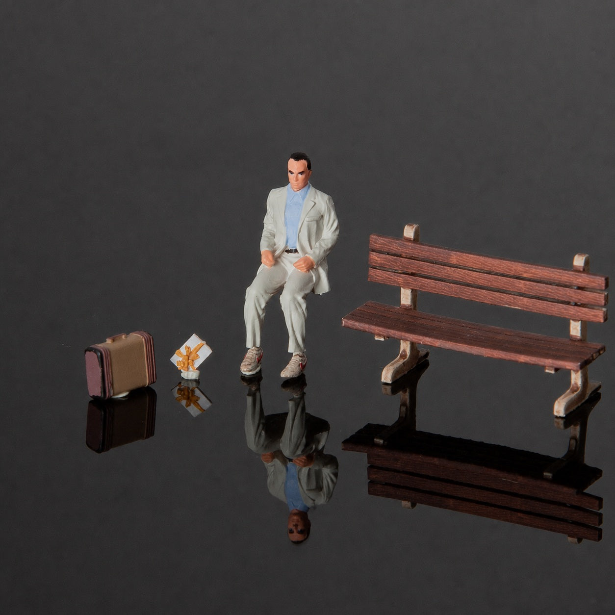 1:64 Forrest Gump with Bench, Suitcase & Chocolate Box Diorama Set - additional product image 4
