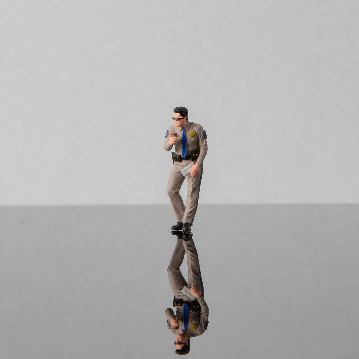 1:64 California Highway Patrol (CHP) S1 Miniature Figure & Prop Series - CHP S1 Male Officer Leaning and Drinking Cola Figure