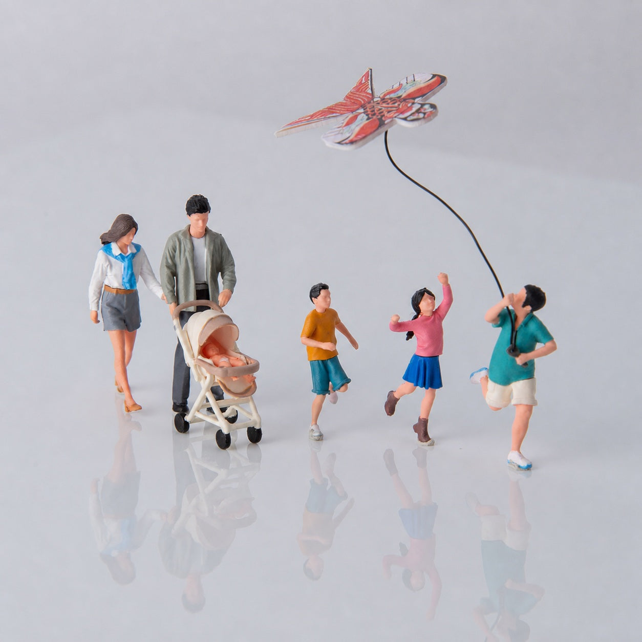 1:64 Spring Outing Kite-Flying & Walking Family Figure Set - additional product image 2