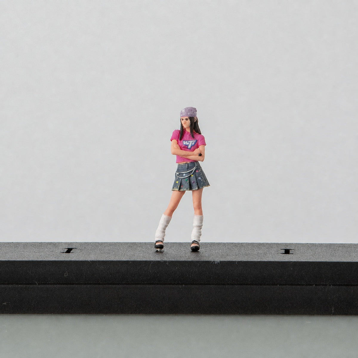 1:64 Street Livestream Girl Group Miniature Diorama Series - Street Backup Singer in Purple Bandana Figure