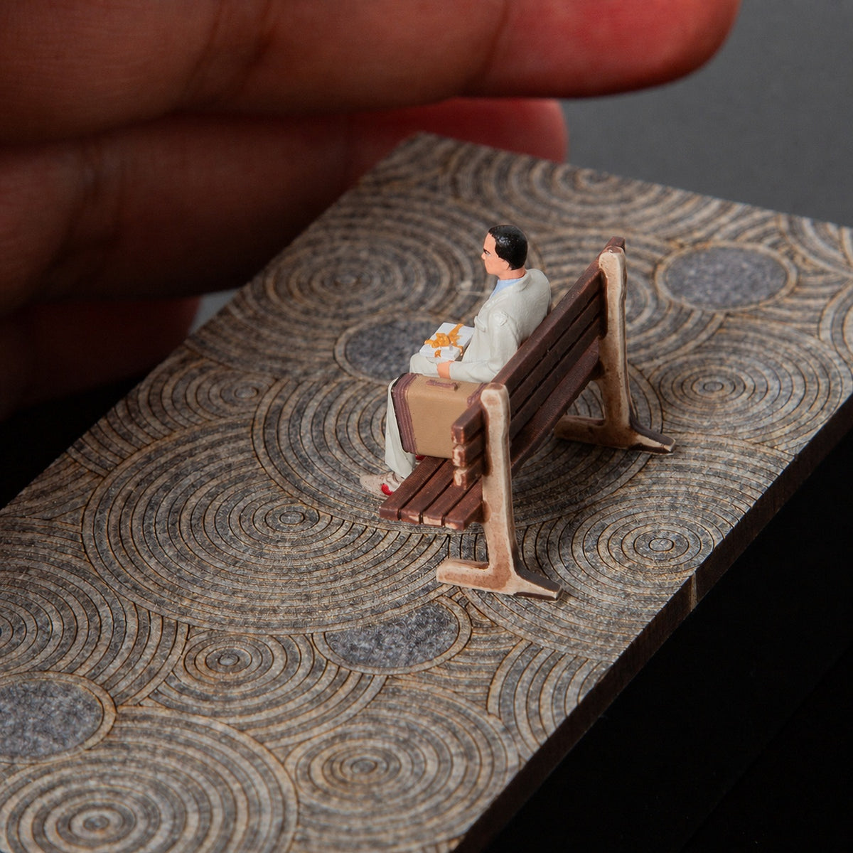 1:64 Forrest Gump with Bench, Suitcase & Chocolate Box Diorama Set - additional product image 3