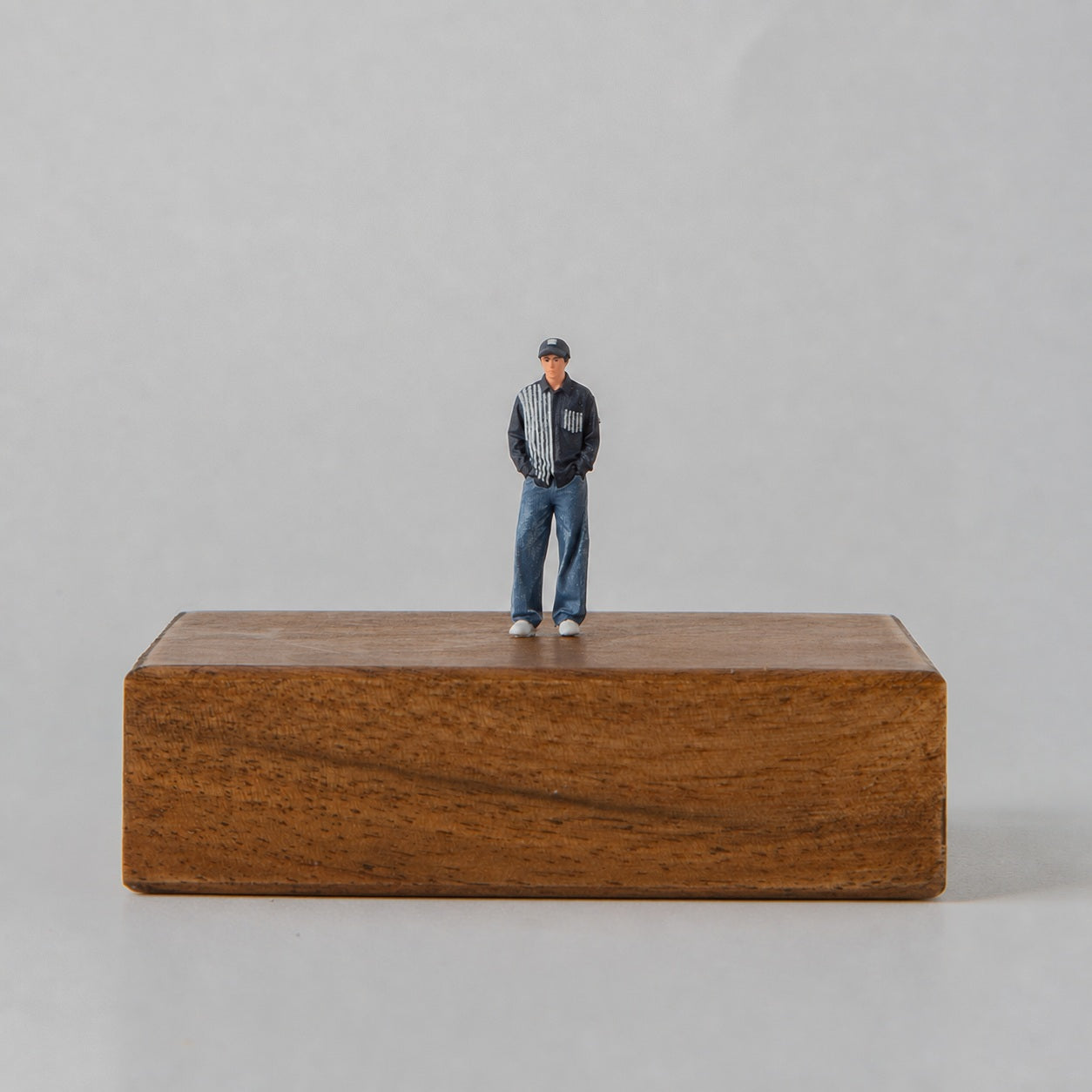 1:64 Lawson Convenience Store Outdoor Display Miniature Diorama Series - Lawson Male Clerk in Blue Jeans Figure