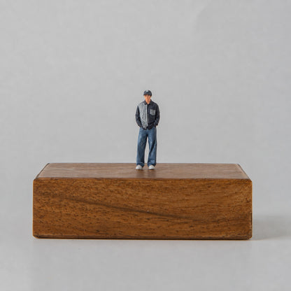 1:64 Lawson Convenience Store Outdoor Display Miniature Diorama Series - Lawson Male Clerk in Blue Jeans Figure
