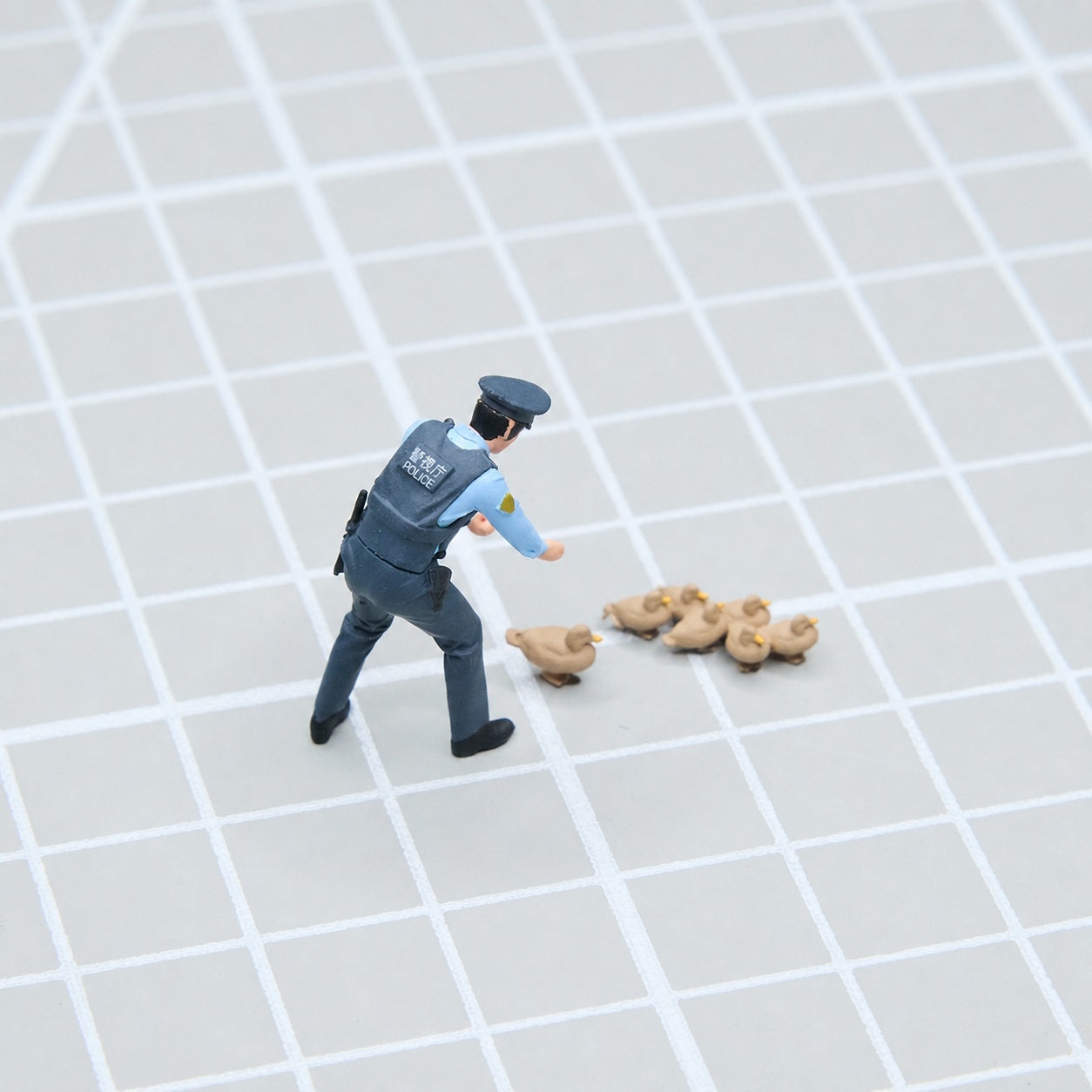 1:64 Japanese Police Miniature Figure Series A - Japanese Male Police Officer Herding Ducks Figure